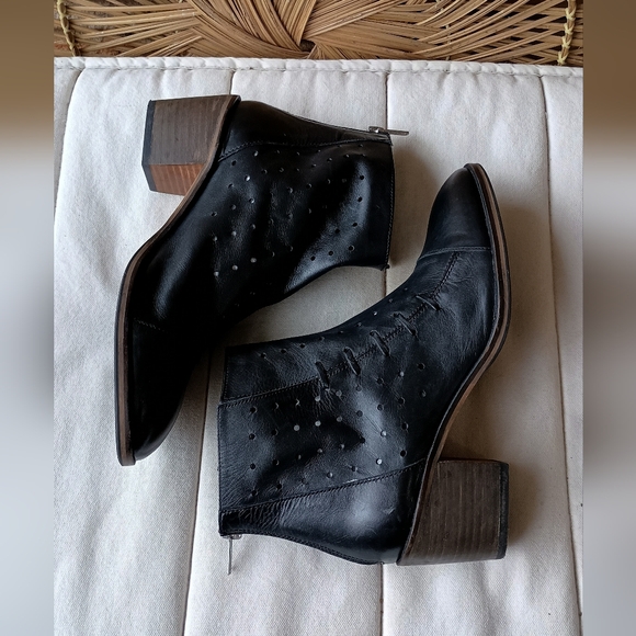 Journee Collection Black Cutout Ankle Booties_8 - Picture 5 of 7